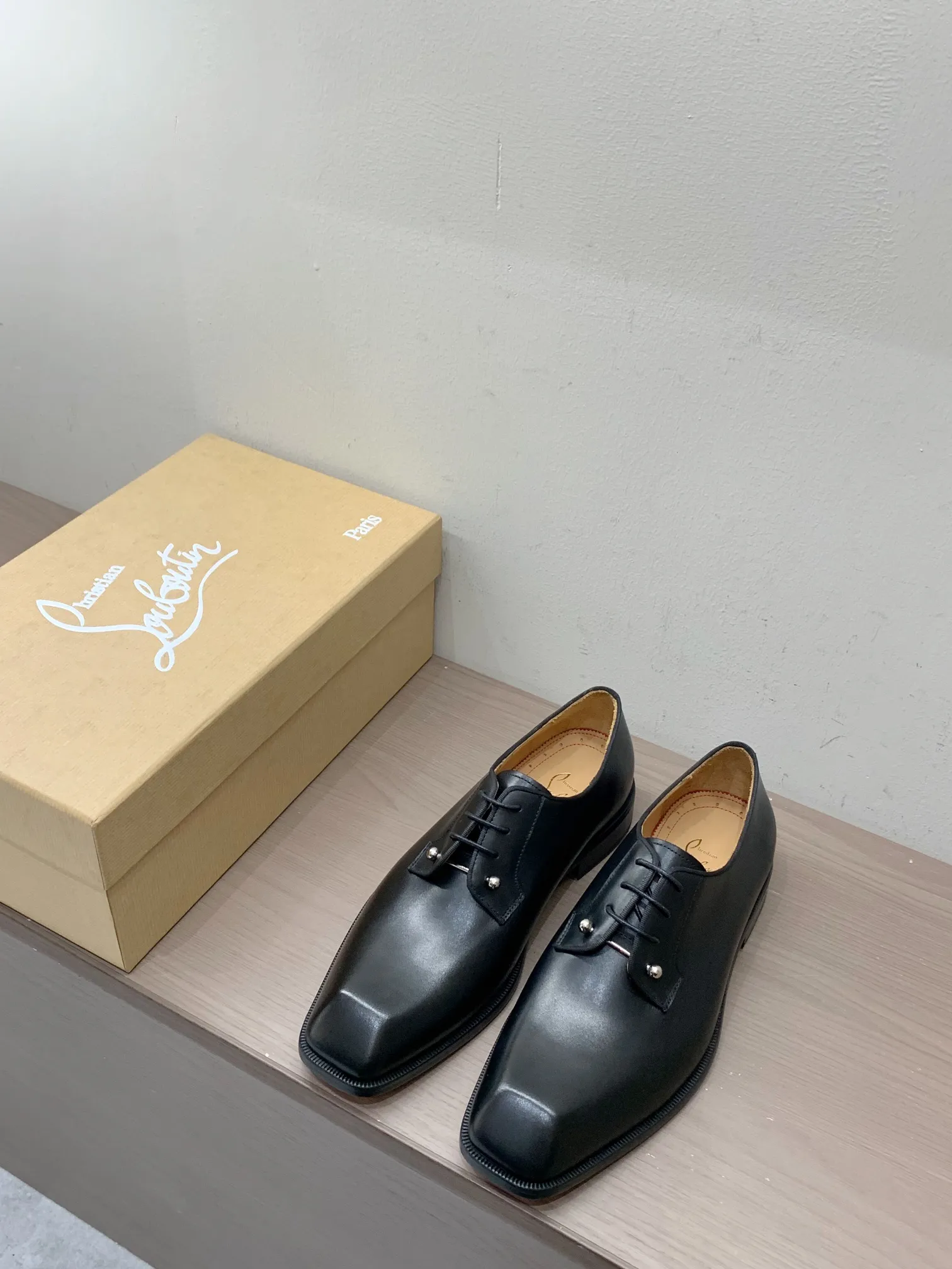 [CL red sole shoes] Top P: 1020💰 Size 39-44 (38.45.46 custom-made, non-returnable) Christian Louboutin men's classic Oxford shoes, men's business formal leather shoes💫Original molding, 1:1 replica, specially made for nobles. The unique shoe shape is unique and 100% comfortable! The whole shoe is made of imported Italian cowhide material, carefully selected, with fine pores and rich luster. Cow leather lining, soft and comfortable, sweat-absorbent and breathable. Genuine leather outsole, non-slip and wear-resistant, full of texture, elegant and luxurious overall, integrating comfort, formality and luxury! The Rolls Royce of shoes!